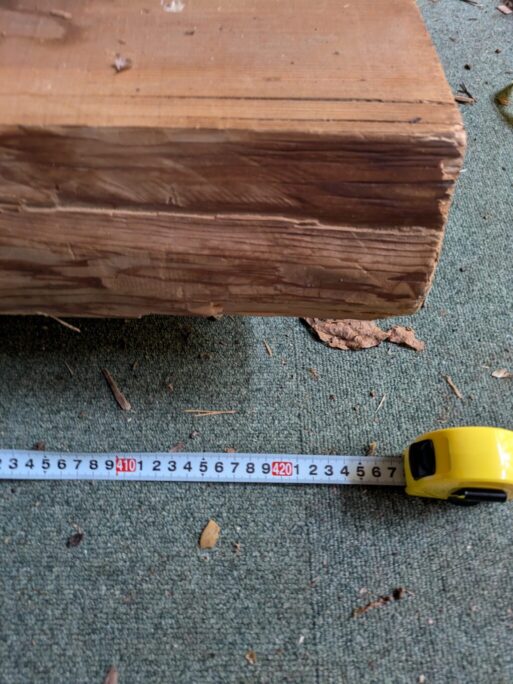 厚さ10センチ、長さ4200㎜の立派な一枚板